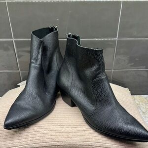 STEVE MADDEN BLACK LEATHER BOOTIE
